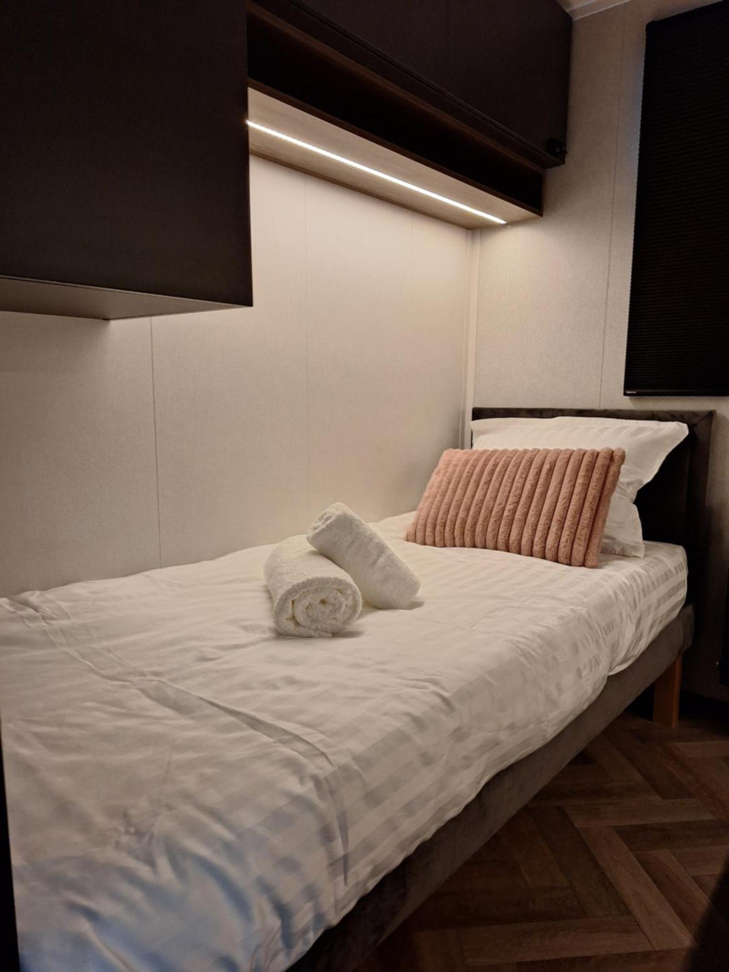 'Relax Lodge Sea' - Wellness Lodge In Zeeland - Private Sauna - Airco - Garden - Outdoor Swimming Pool - Free Wifi, Towels & Bed Linen Heinkenszand Eksteriør billede
